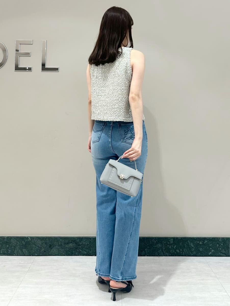 グレー系のタンクトップ、ブルー系のデニムパンツ、ブルー系のショルダーバッグを着用したレディースの夏コーディネートの5枚目の写真