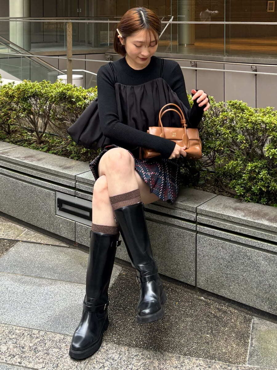 ブラック系のブーツ、ブルー系のその他パンツ、ブラック系のニット/セーターを着用したレディースの秋コーディネートの9枚目の写真