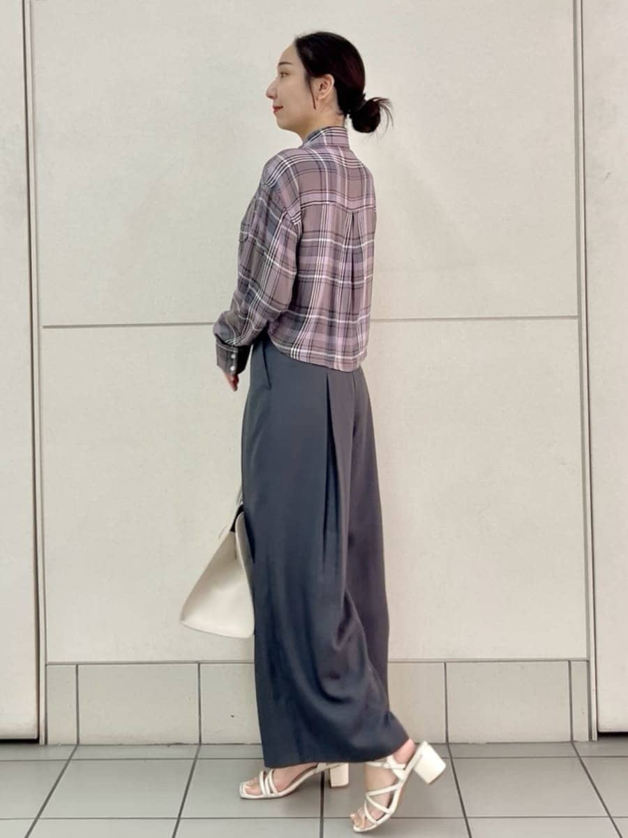 ホワイト系のトートバッグ、グレー系のその他パンツ、パープル系のシャツ/ブラウスを着用したレディースの夏コーディネートの3枚目の写真