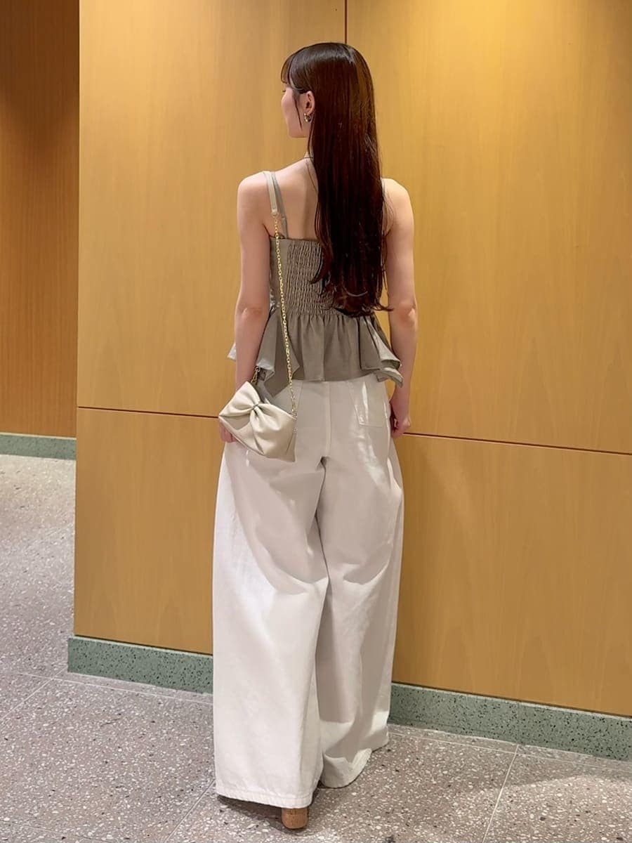 ホワイト系のデニムパンツ、その他のサンダルを着用したレディースの夏コーディネートの3枚目の写真