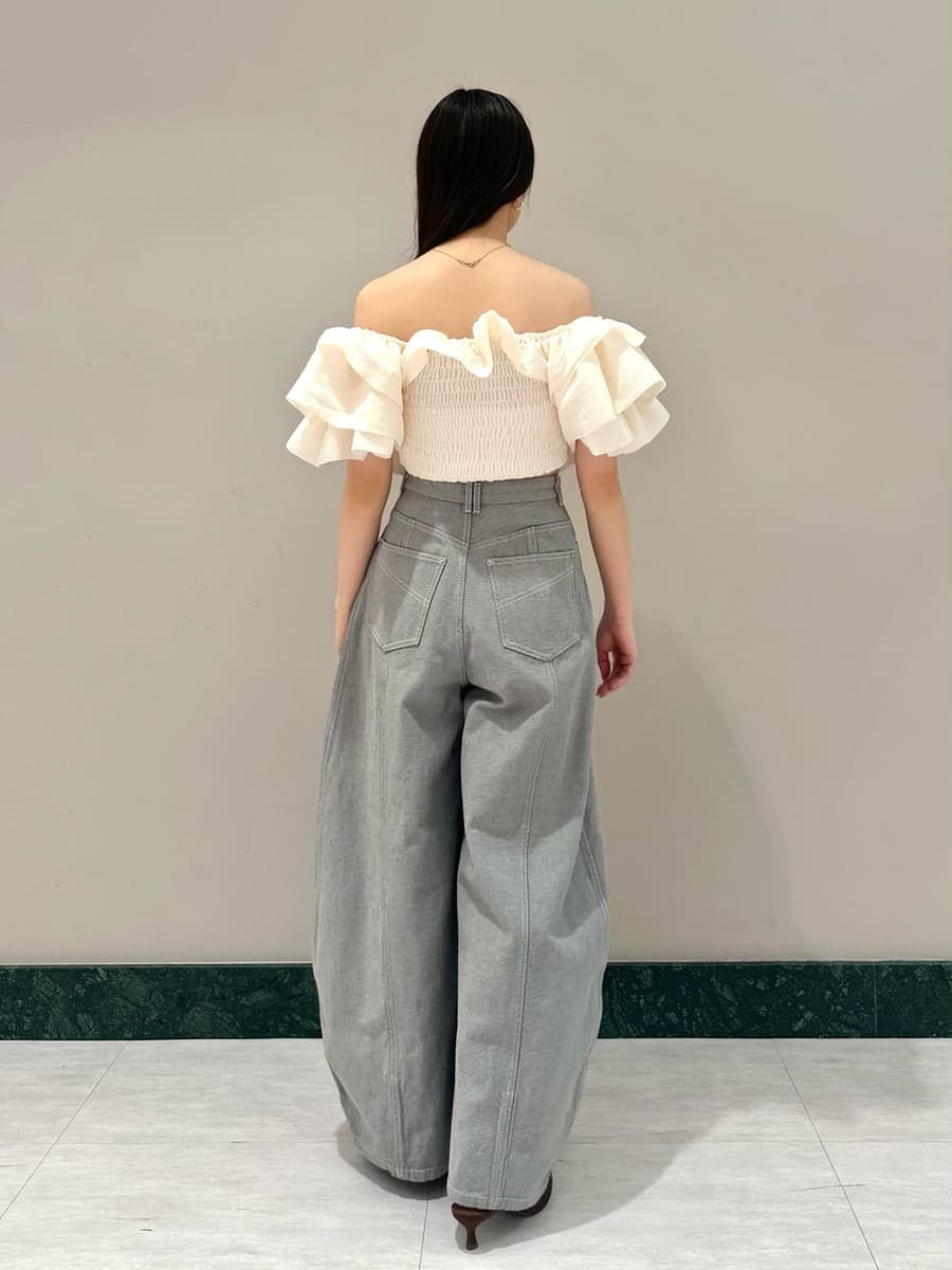 グレー系のデニムパンツ、ホワイト系のシャツ/ブラウス、ブラウン系のパンプスを着用したレディースの冬コーディネートの3枚目の写真