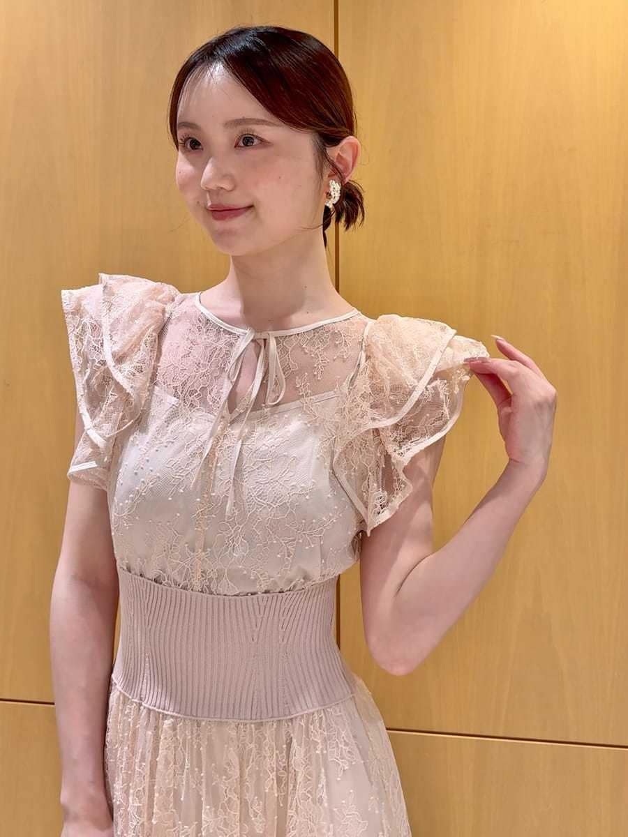 ベージュ系のドレス、その他のイヤリングを着用したレディースの夏コーディネートの7枚目の写真