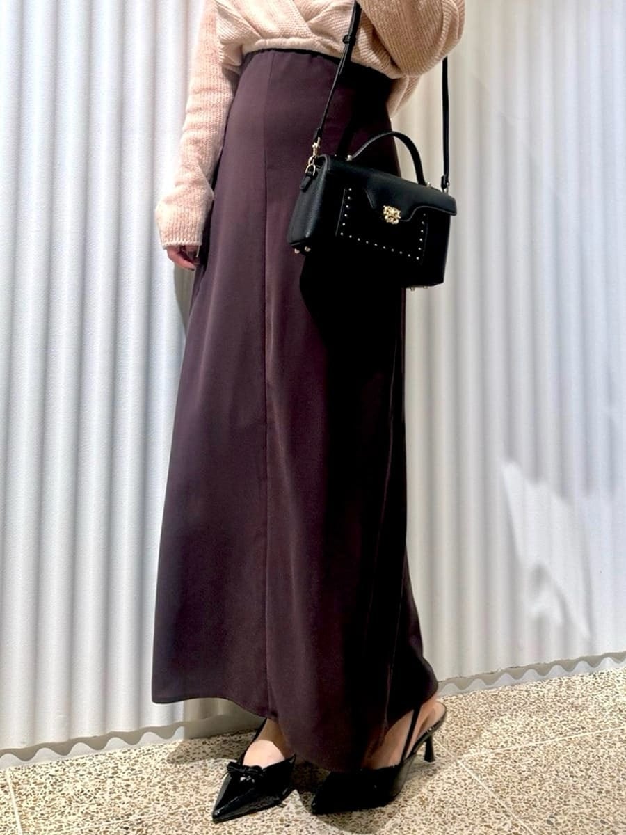 ピンク系のワンピース、ブラック系のショルダーバッグ、その他のイヤリングを着用したレディースの秋コーディネートの7枚目の写真