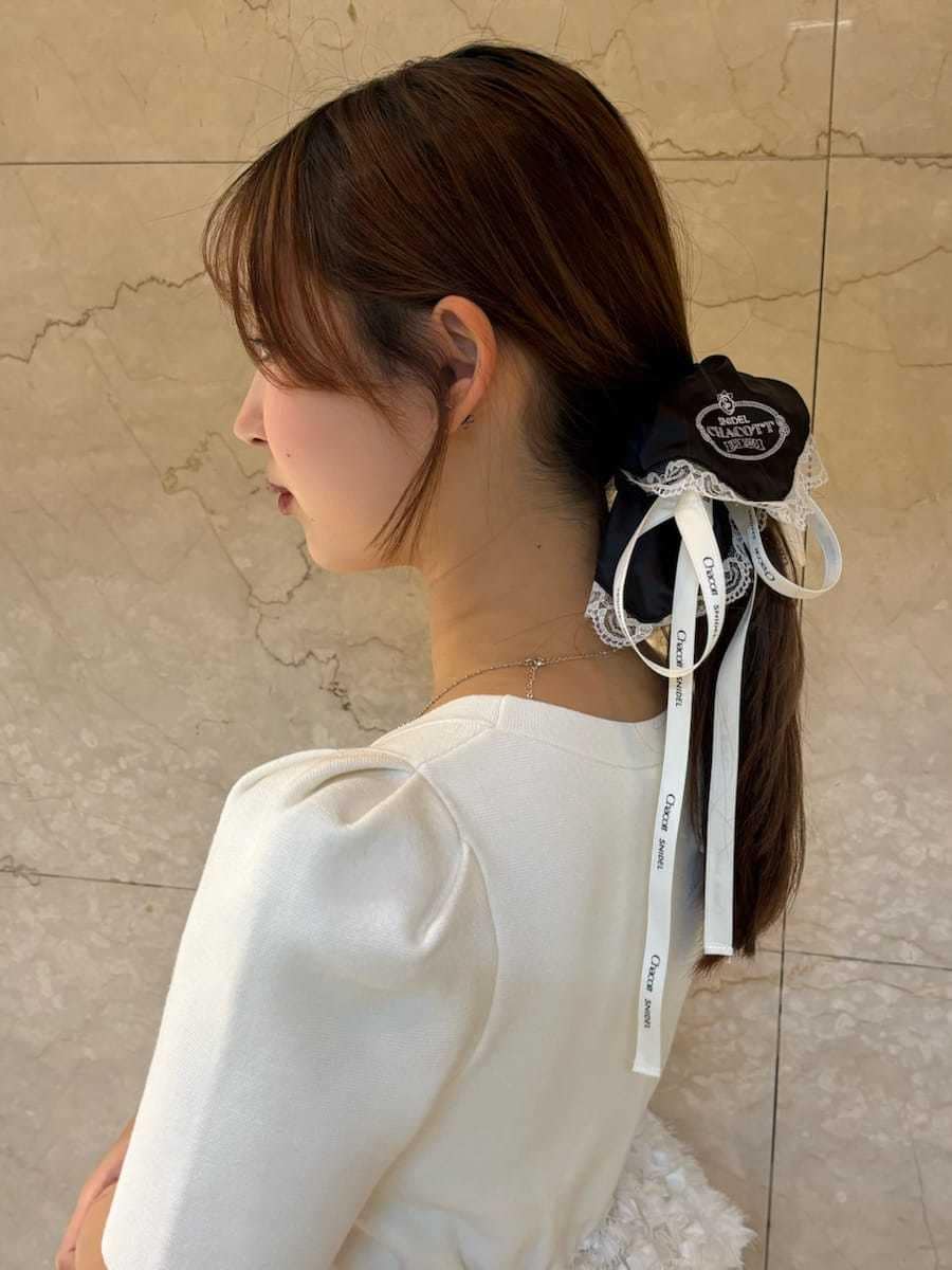 ブルー系のその他パンツ、ホワイト系のニット/セーター、ブラック系のパンプスを着用したレディースの春コーディネートの4枚目の写真