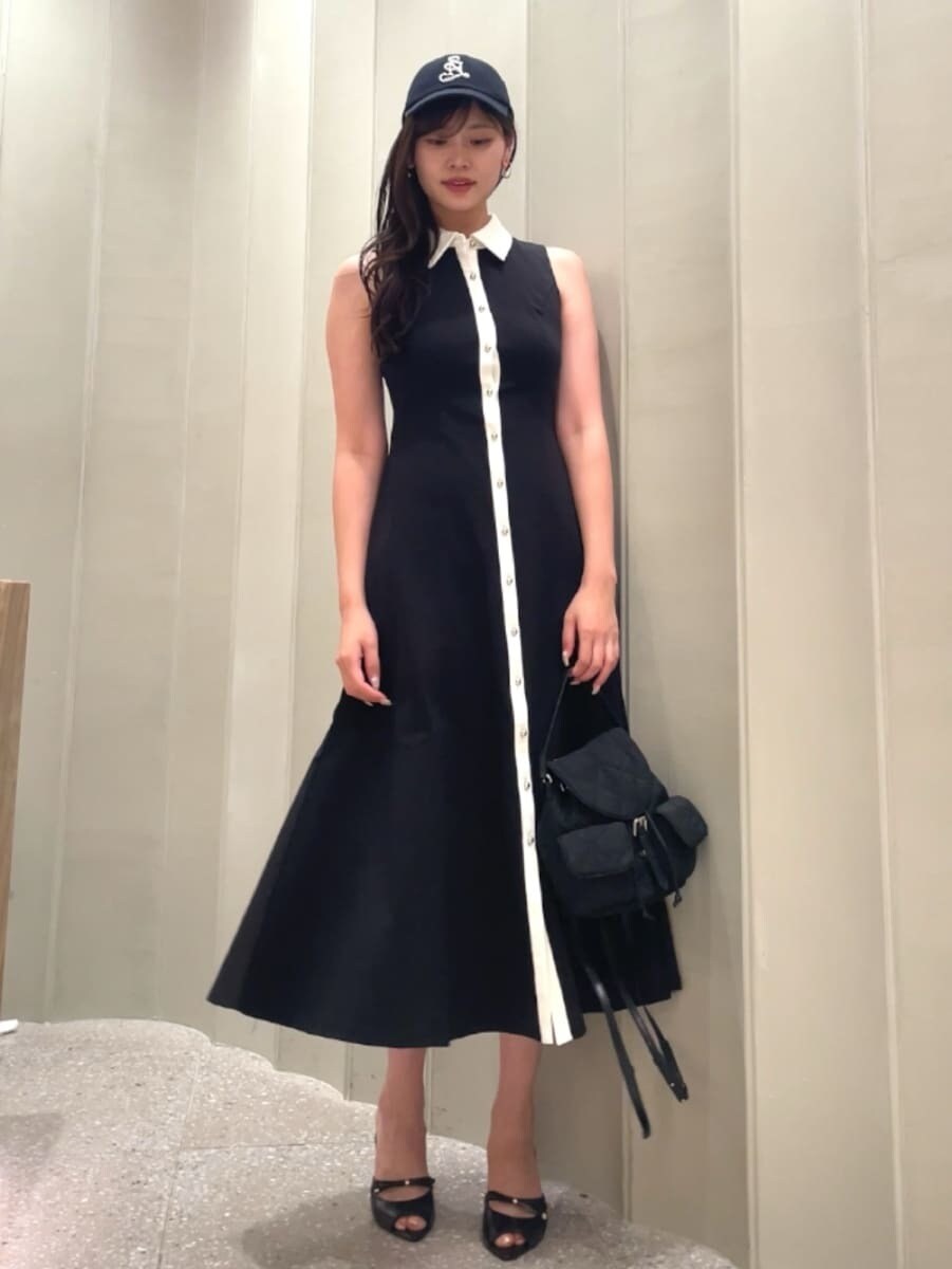 その他のワンピース、ブラック系のサンダル、ブラック系のバックパック/リュックを着用したレディースの夏コーディネートの4枚目の写真