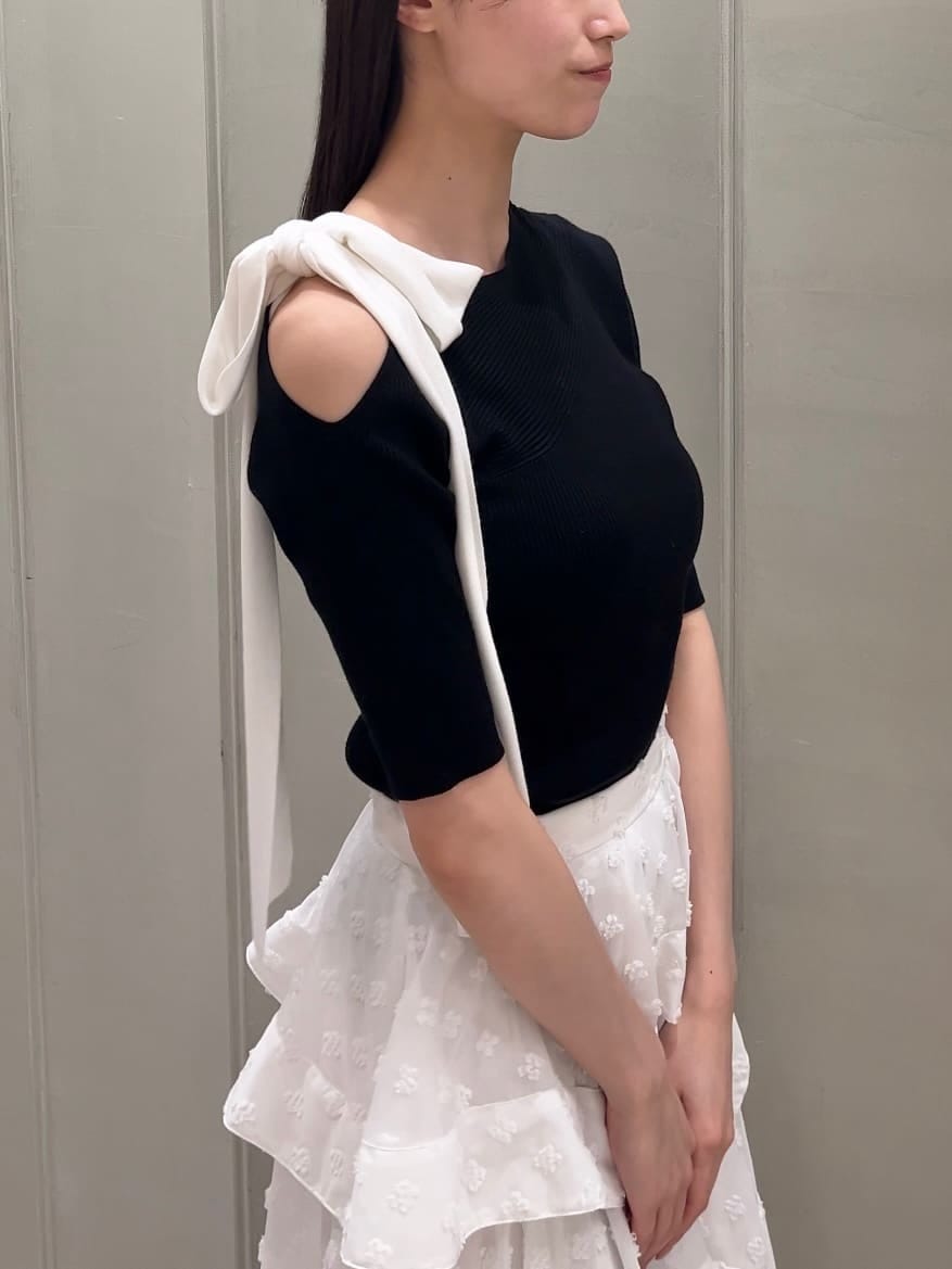 その他のスカート、ブラック系のパンプス、ブラック系のハンドバッグを着用したレディースの春コーディネートの6枚目の写真