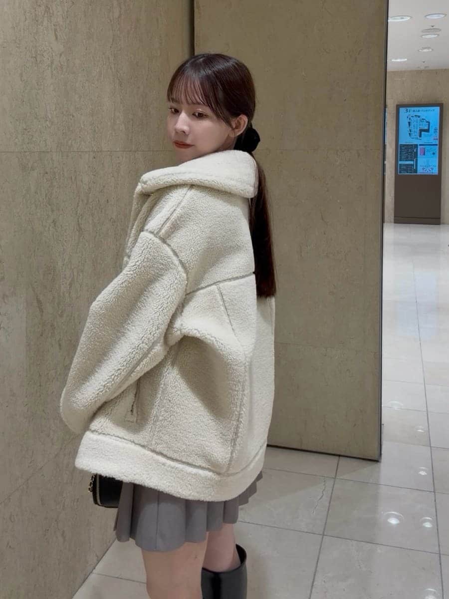 グレー系のその他パンツ、ブラウン系のニット/セーター、ブラック系のブーツを着用したレディースの秋コーディネートの3枚目の写真