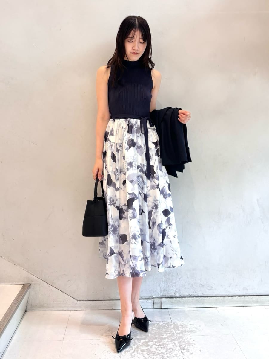 ブルー系のワンピース、ブルー系のテーラードジャケット、ブラック系のショルダーバッグを着用したレディースの秋コーディネートの6枚目の写真