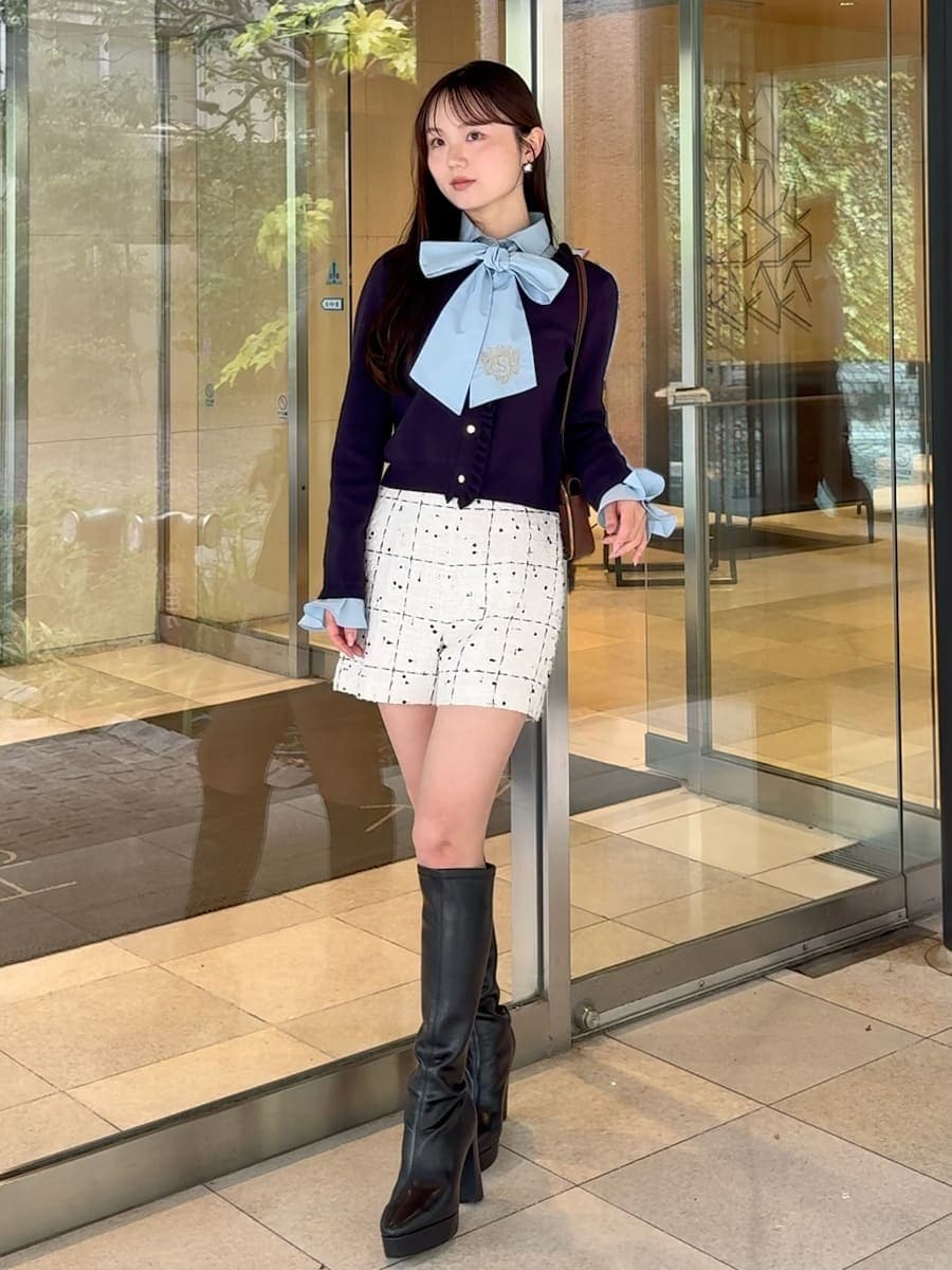 ホワイト系のその他パンツ、ブルー系のカーディガン/ボレロを着用したレディースの秋コーディネートの3枚目の写真