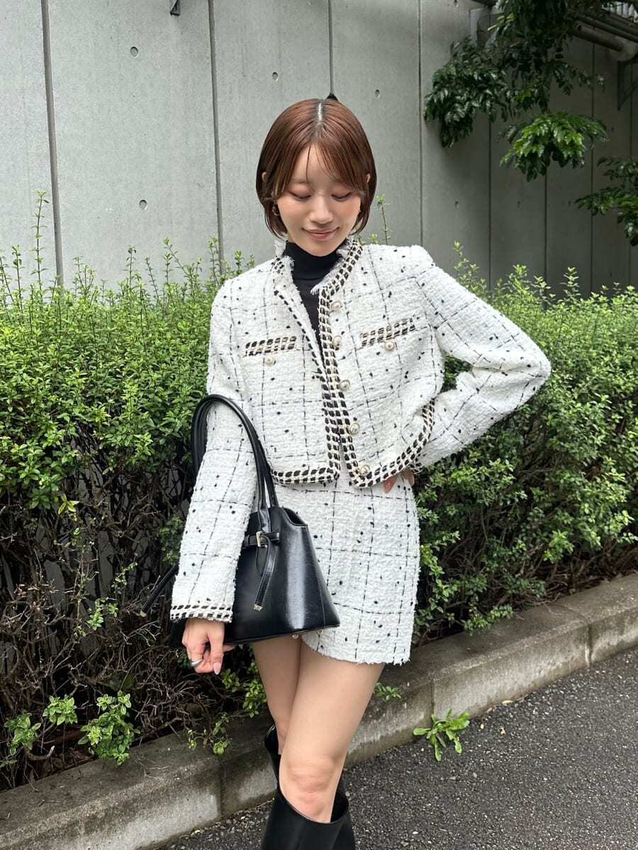 ホワイト系のノーカラージャケット、ホワイト系のその他パンツ、ブラック系のTシャツ/カットソーを着用したレディースの秋コーディネートの6枚目の写真