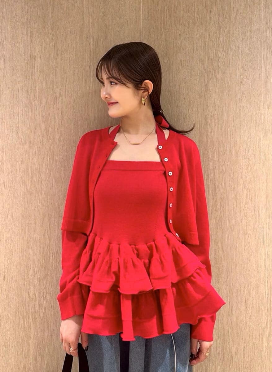 ブルー系のその他パンツ、レッド系のニット/セーター、レッド系のカーディガン/ボレロを着用したレディースの春コーディネートの5枚目の写真
