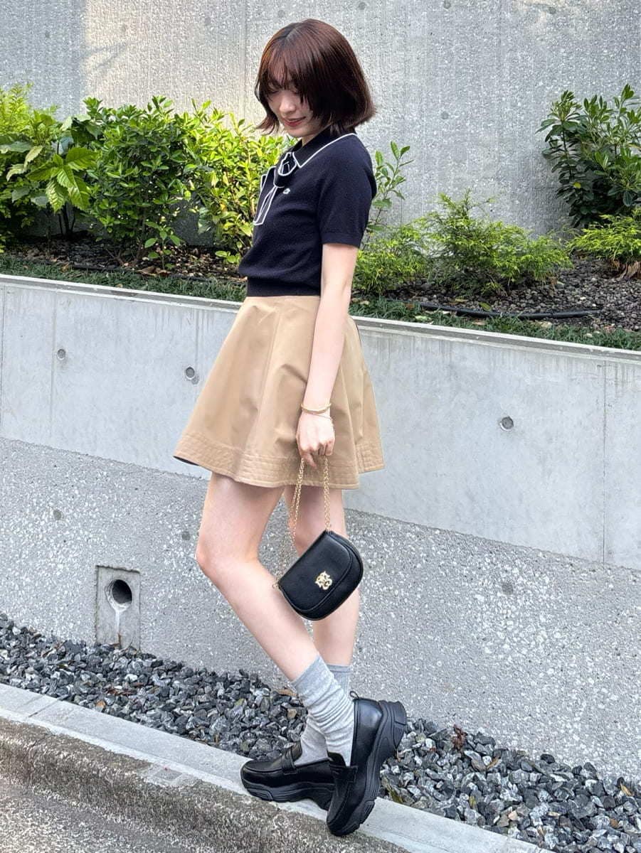 ブラック系のショルダーバッグ、ベージュ系のその他パンツ、その他のローファーを着用したレディースの春コーディネートの4枚目の写真