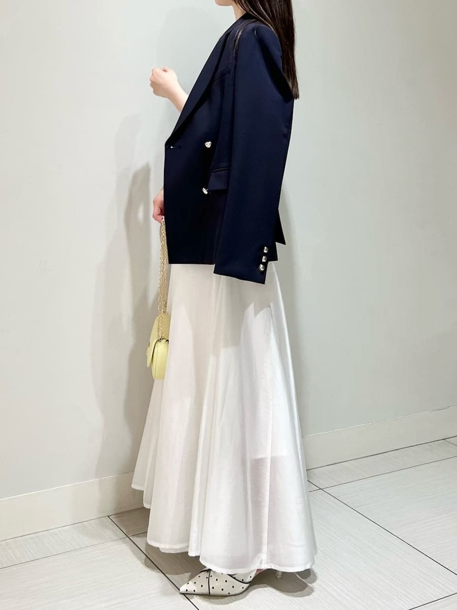 ブルー系のテーラードジャケット、その他のパンプス、イエロー系のショルダーバッグを着用したレディースの春コーディネートの2枚目の写真