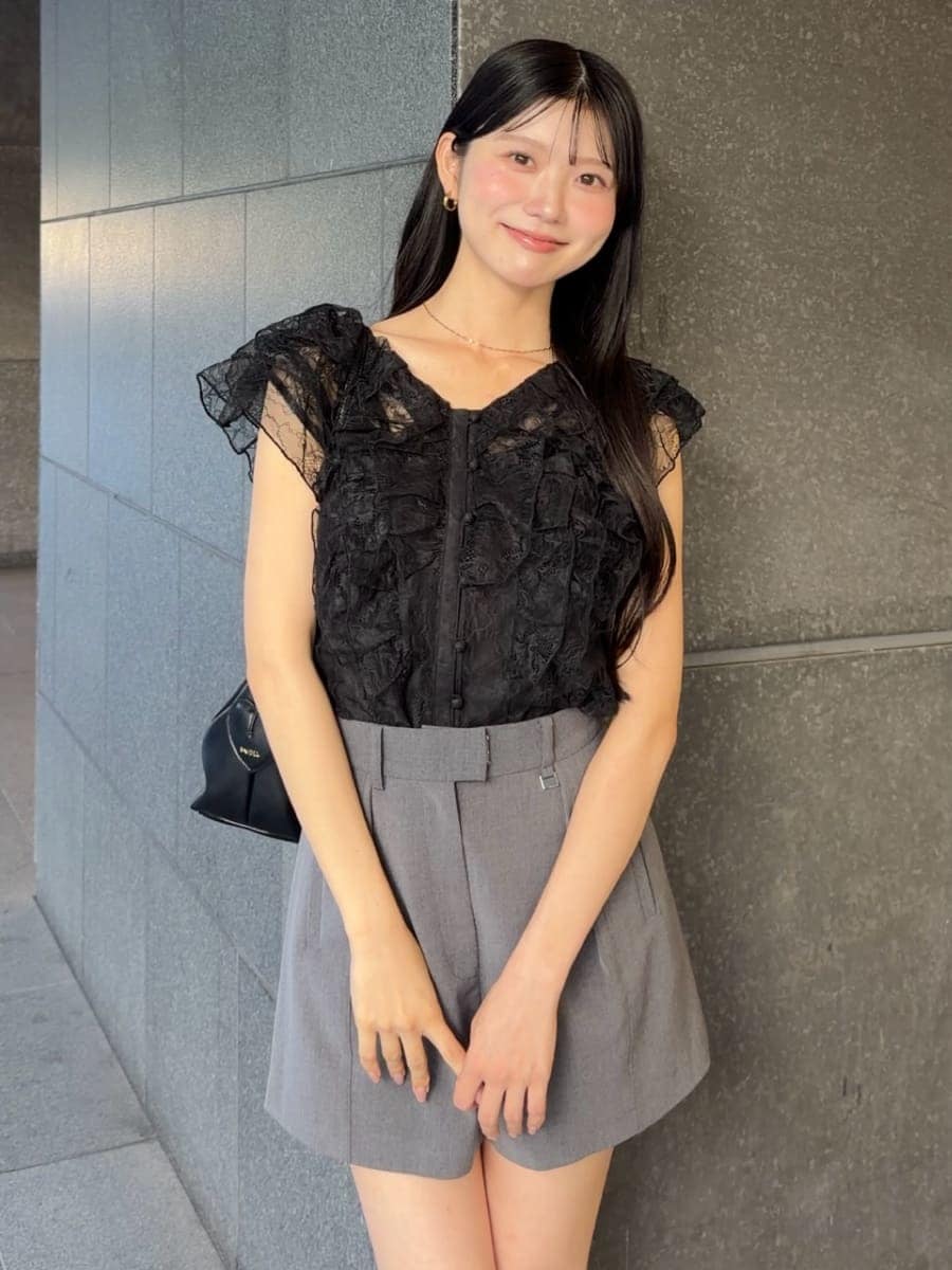 グレー系のその他パンツ、ブラック系のサンダル、ブラック系のシャツ/ブラウスを着用したレディースの夏コーディネートの2枚目の写真