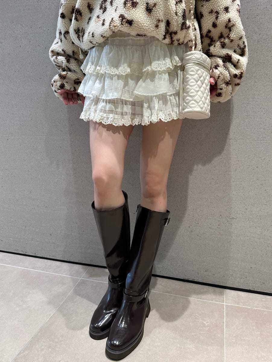 その他のTシャツ/カットソー、ホワイト系のその他パンツ、ブラウン系のブーツを着用したレディースの秋コーディネートの6枚目の写真