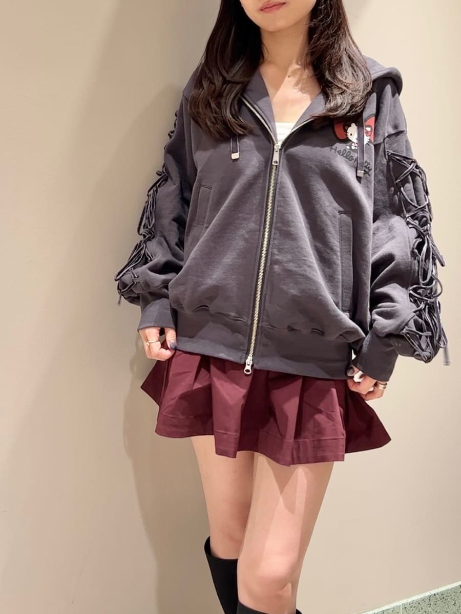 ブラック系のパーカー、レッド系のその他パンツを着用したレディースの秋コーディネートの2枚目の写真