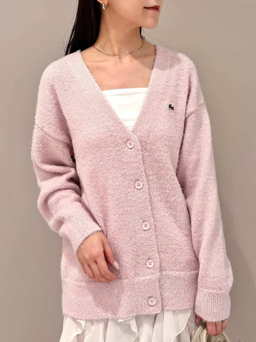 ピンク系のカーディガン/ボレロ、ホワイト系のスカート、ホワイト系のキャミソールを着用したレディースの秋コーディネートの4枚目の写真