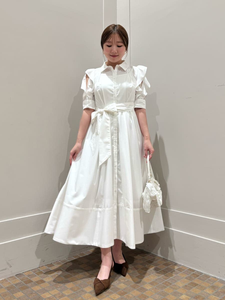 ブルー系のテーラードジャケット、ホワイト系のワンピース、ブラウン系のパンプスを着用したレディースの冬コーディネートの2枚目の写真