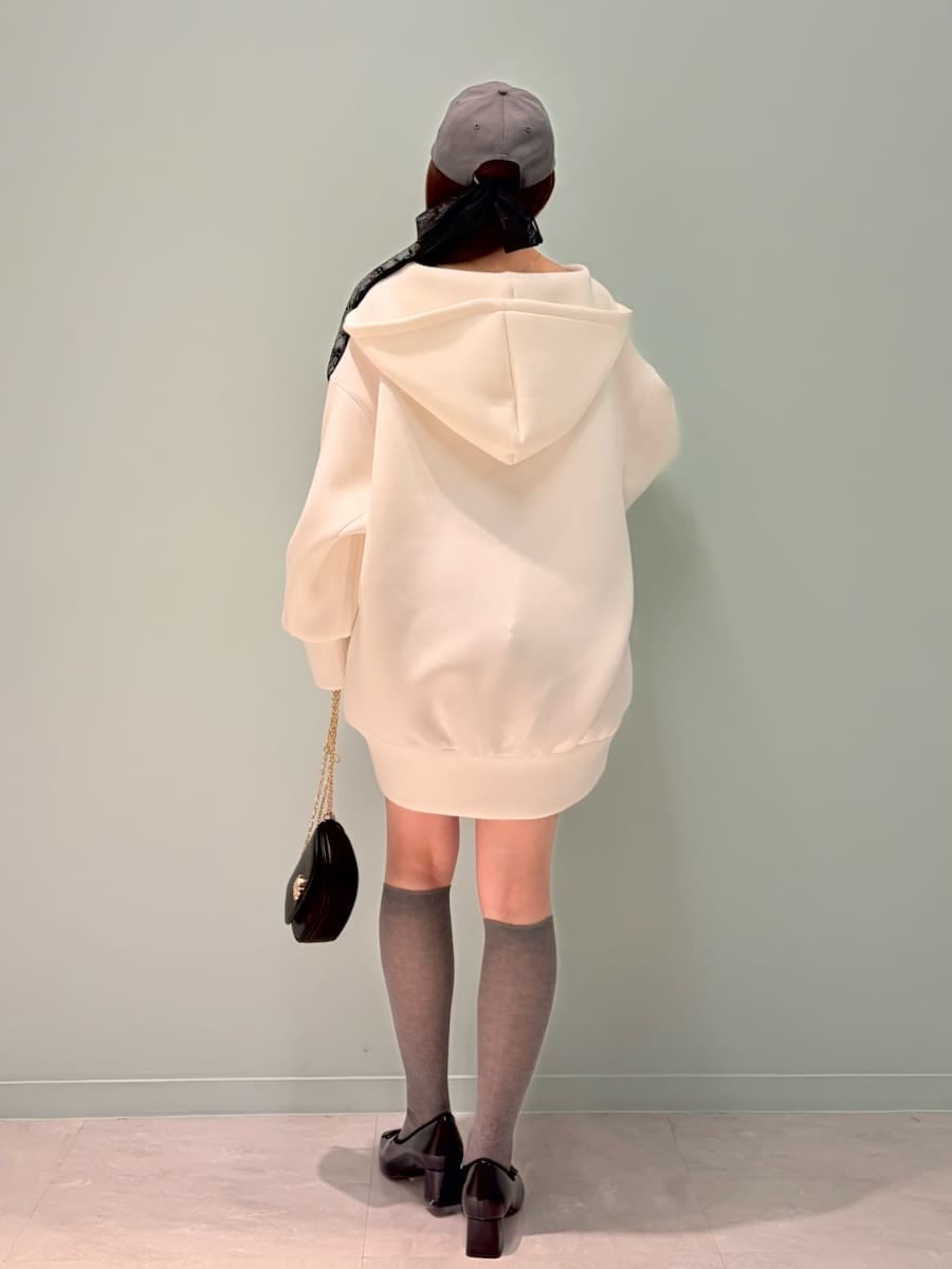 ブラック系のその他パンツ、ブラック系のショルダーバッグ、ブラック系のパンプスを着用したレディースの春コーディネートの3枚目の写真