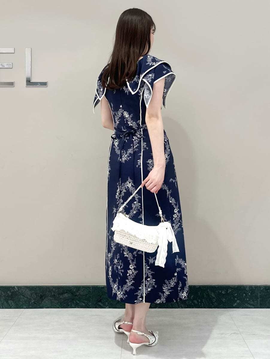ブルー系のワンピース、その他のパンプスを着用したレディースの春コーディネートの4枚目の写真