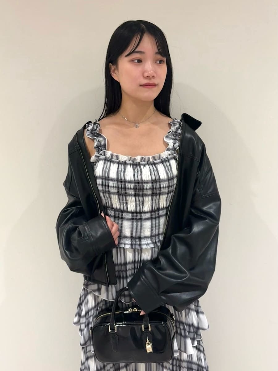 その他のワンピース、ブラック系のブルゾン、ブラック系のボストンバッグを着用したレディースの秋コーディネートの4枚目の写真