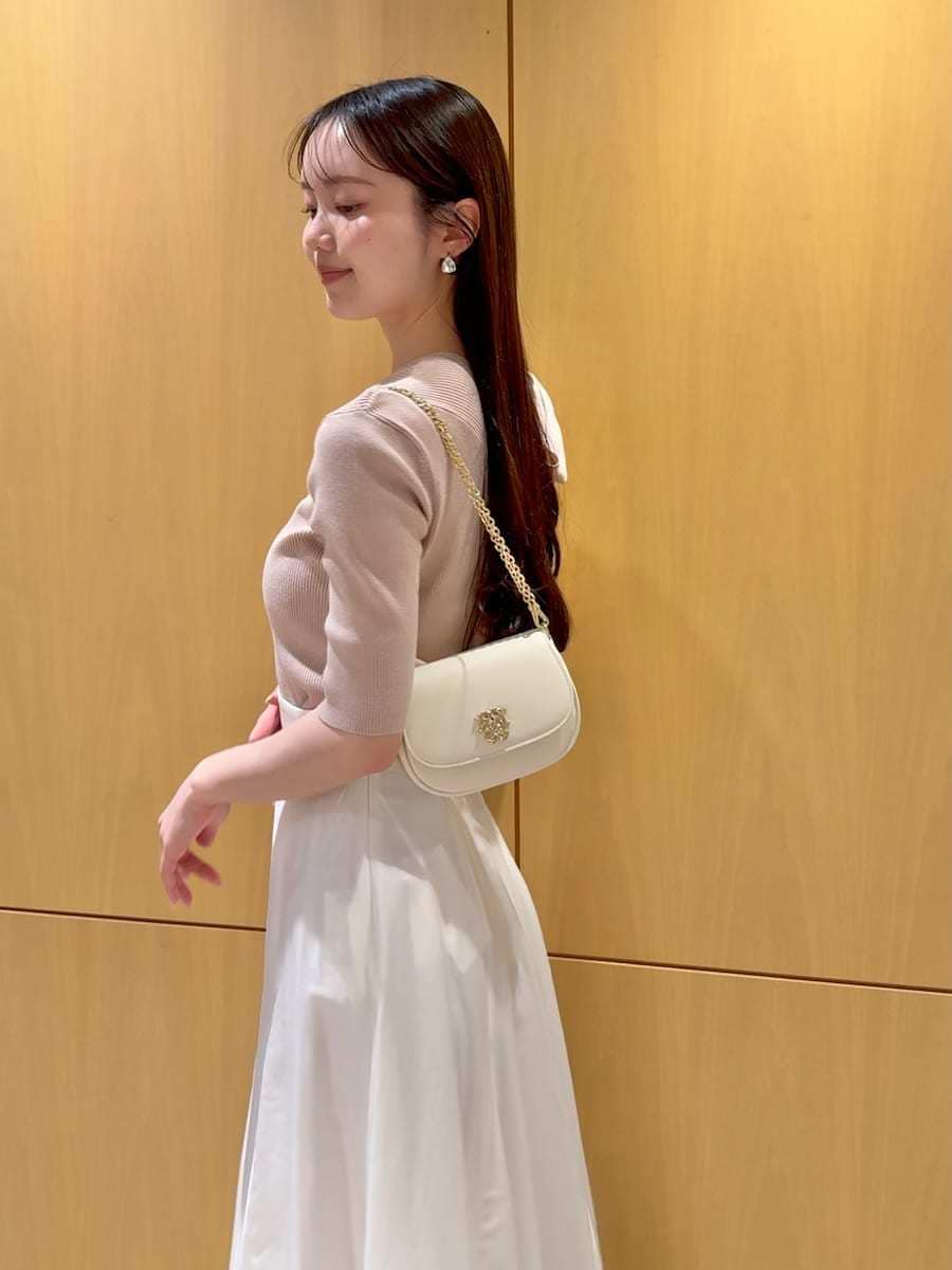 その他のパンプス、ホワイト系のショルダーバッグ、ピンク系のニット/セーターを着用したレディースの春コーディネートの6枚目の写真