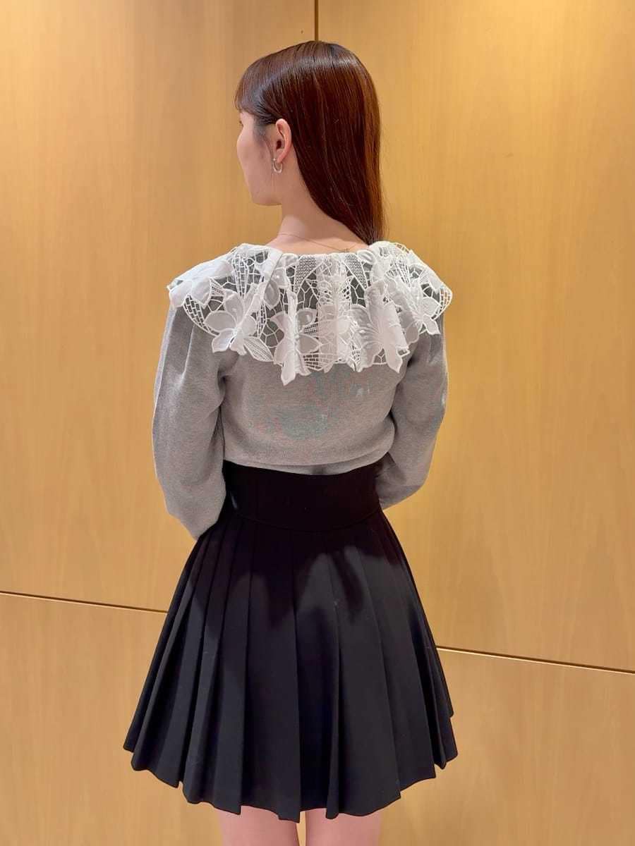 ブラック系のスカート、グレー系のハンドバッグ、その他のキーケース/キーアクセサリーを着用したレディースの冬コーディネートの7枚目の写真