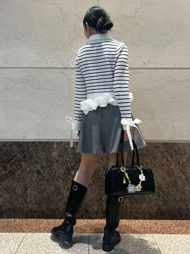 グレー系のその他パンツ、その他のニット/セーター、ブラック系のボストンバッグを着用したレディースの冬コーディネートの2枚目の写真