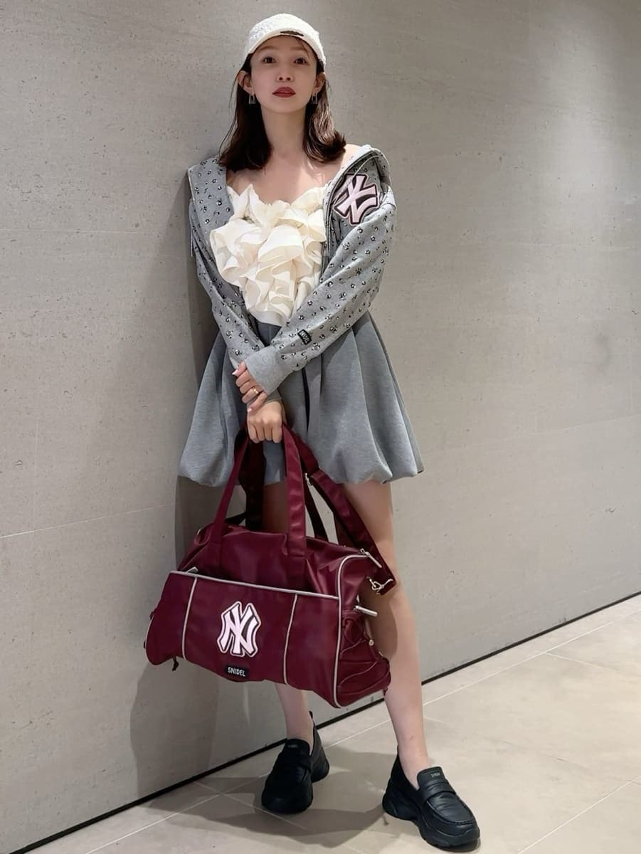 グレー系のワンピース、ホワイト系のシャツ/ブラウス、グレー系のパーカーを着用したレディースの春コーディネートの3枚目の写真