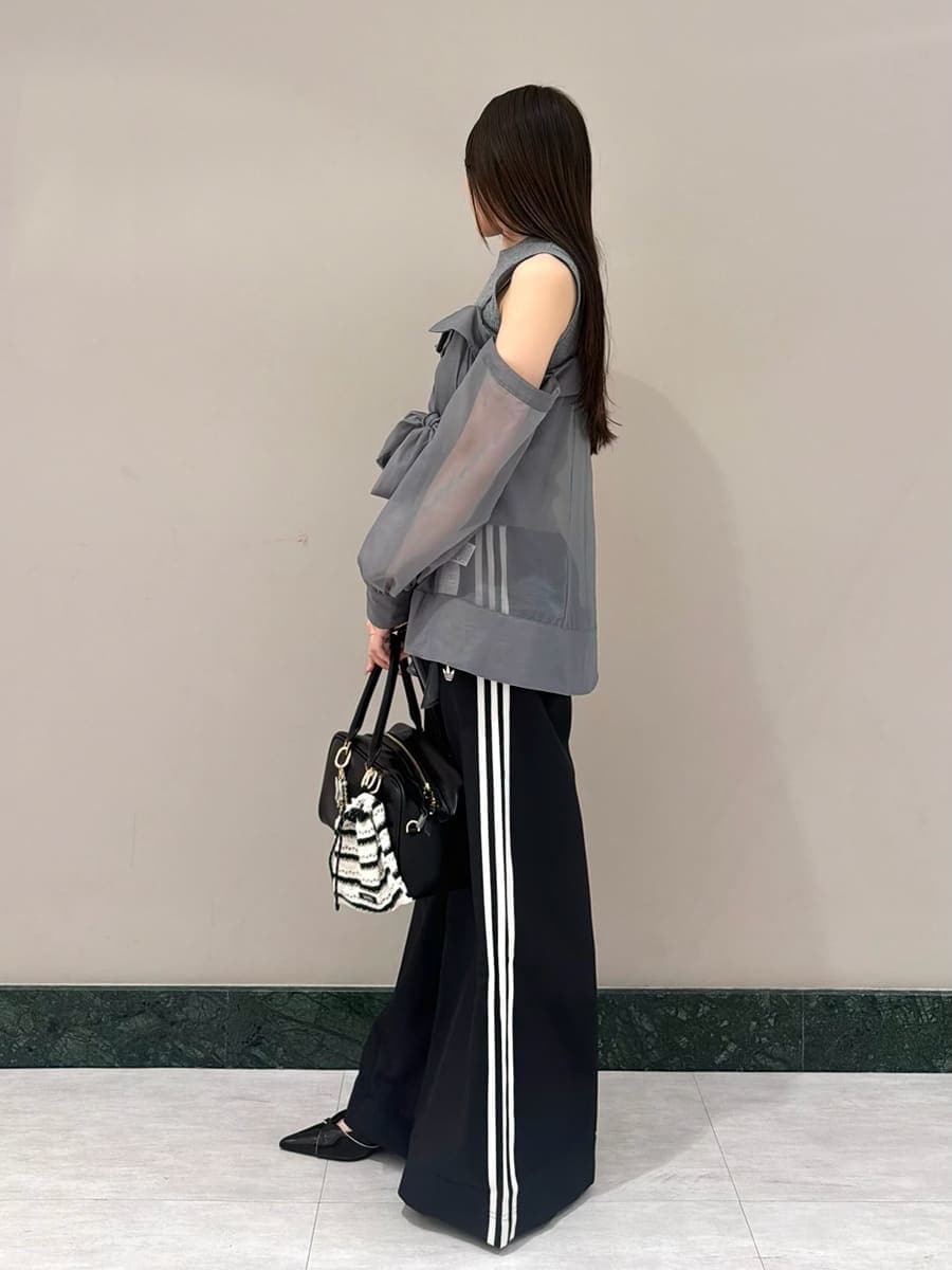 グレー系のニット/セーター、ブラック系のその他パンツ、ブラック系のパンプスを着用したレディースの春コーディネートの2枚目の写真