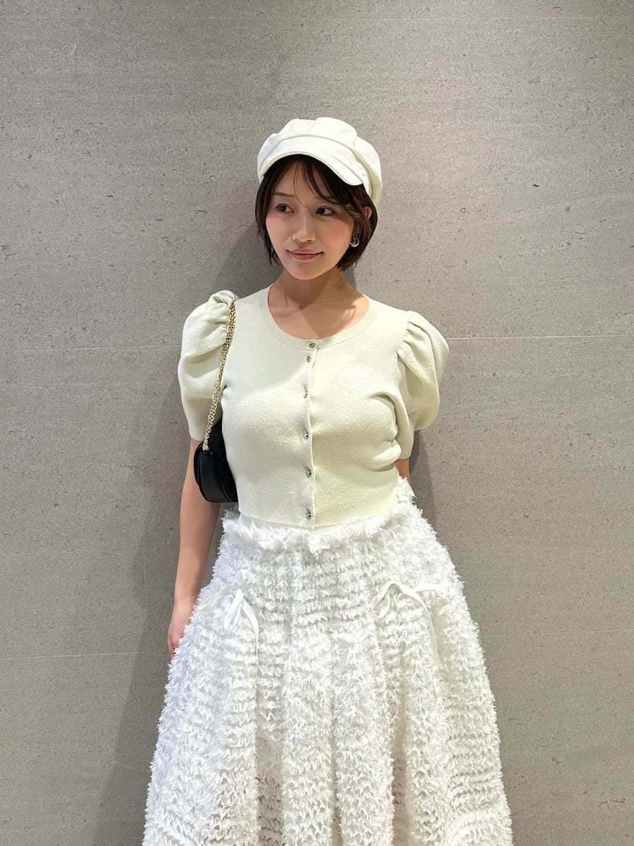 イエロー系のカーディガン/ボレロ、ブラック系のショルダーバッグを着用したレディースの春コーディネートの3枚目の写真