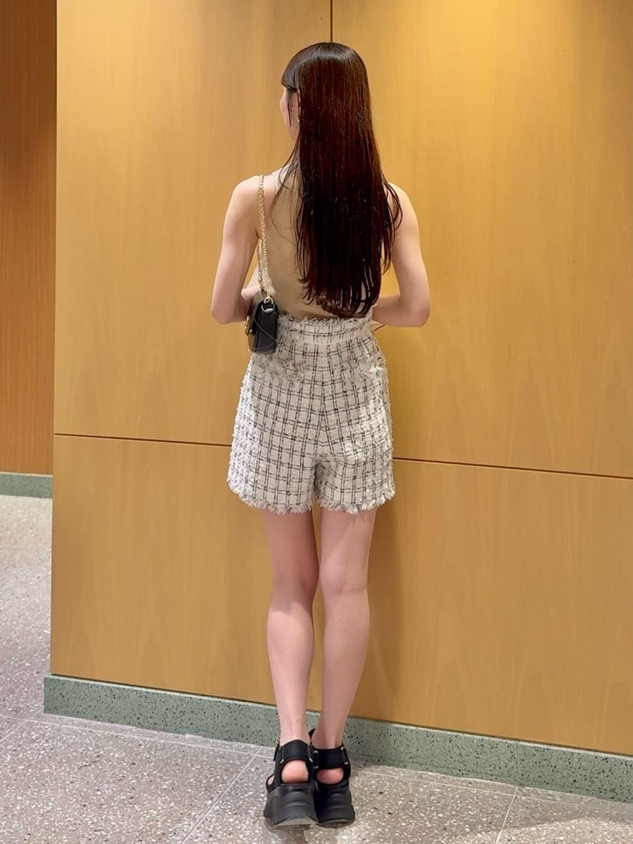 ブラック系のショルダーバッグ、ホワイト系のその他パンツ、ベージュ系のニット/セーターを着用したレディースの夏コーディネートの4枚目の写真