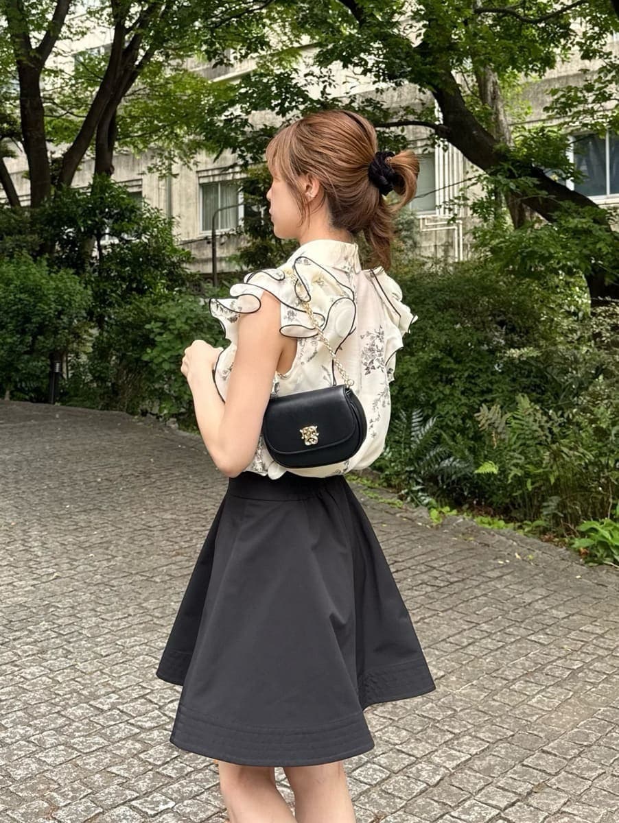 ブラック系のショルダーバッグ、ブラック系のその他パンツ、イエロー系のシャツ/ブラウスを着用したレディースの春コーディネートの2枚目の写真