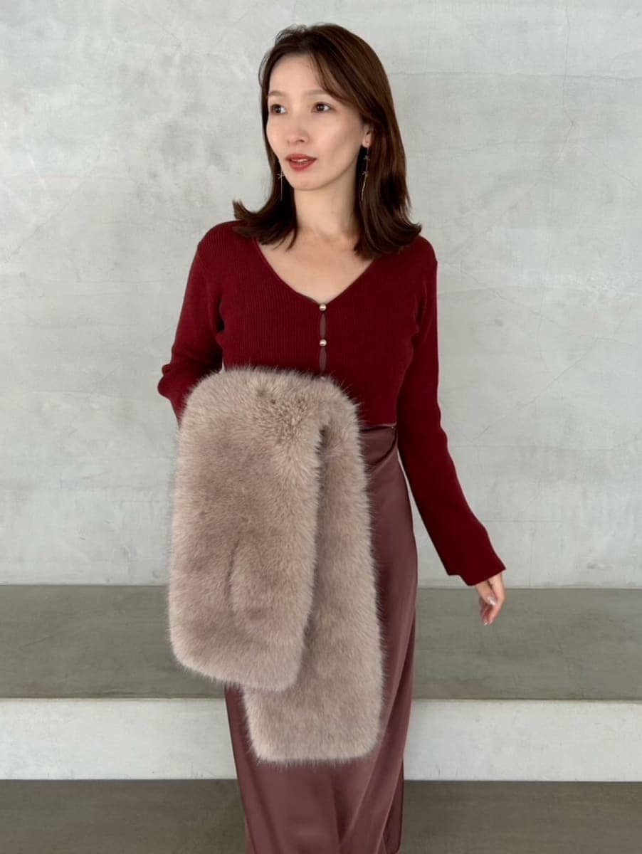 ブラック系のブーツ、グレー系のストール/ショールを着用したレディースの秋コーディネートの4枚目の写真