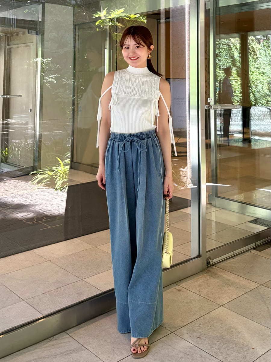 ブラウン系のサンダル、イエロー系のショルダーバッグ、ブルー系のその他パンツを着用したレディースの春コーディネートの4枚目の写真