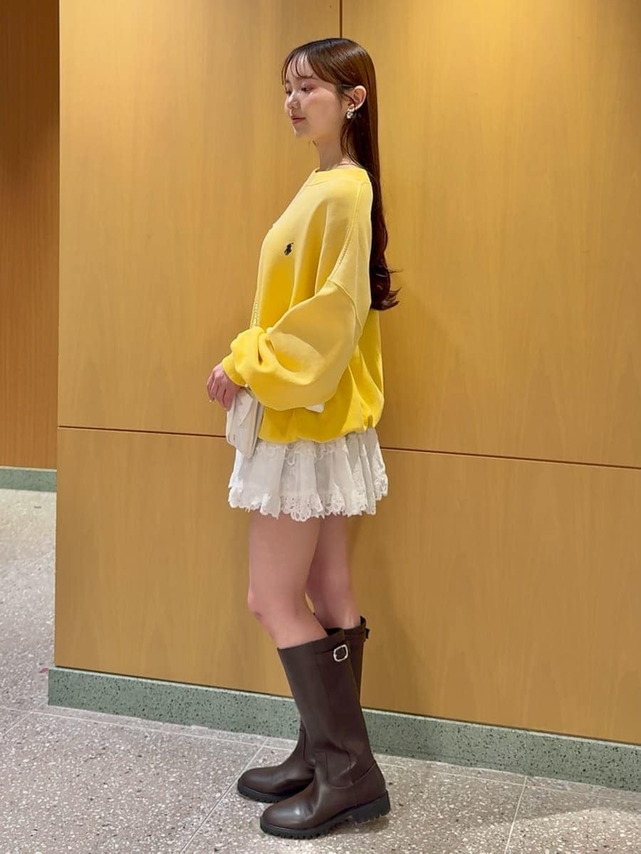 ホワイト系のその他パンツ、イエロー系のスウェット、ホワイト系のショルダーバッグを着用したレディースの春コーディネートの4枚目の写真