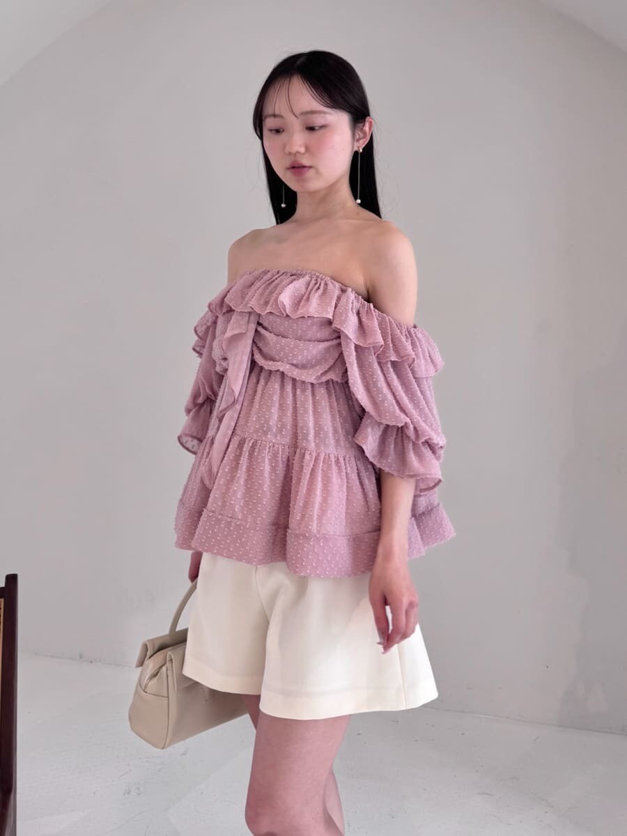 ブラック系のローファー、ホワイト系のその他パンツ、ピンク系のシャツ/ブラウスを着用したレディースの春コーディネートの4枚目の写真