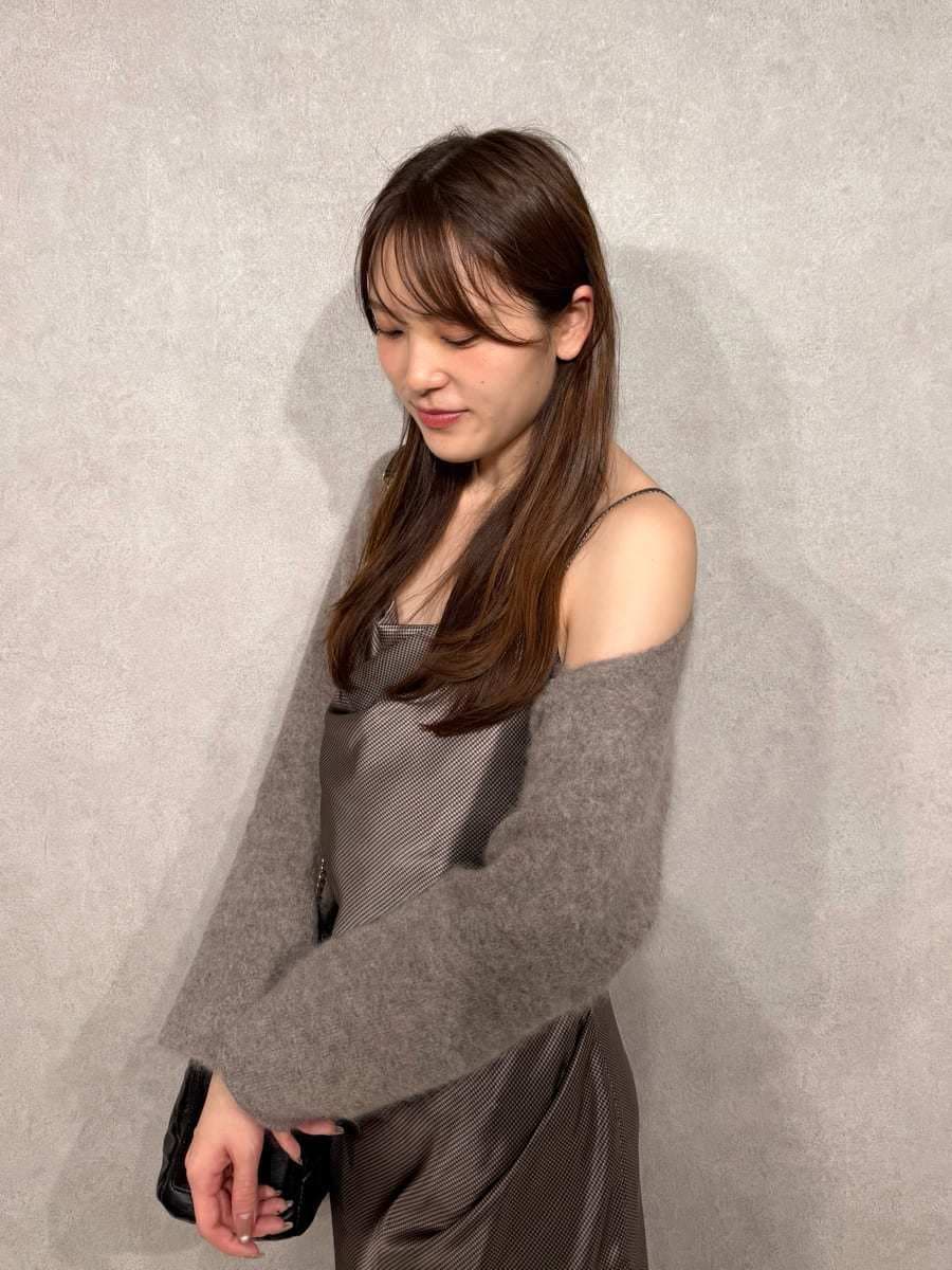 その他のワンピース、ブラウン系のカーディガン/ボレロ、ブラック系のパンプスを着用したレディースの秋コーディネートの5枚目の写真