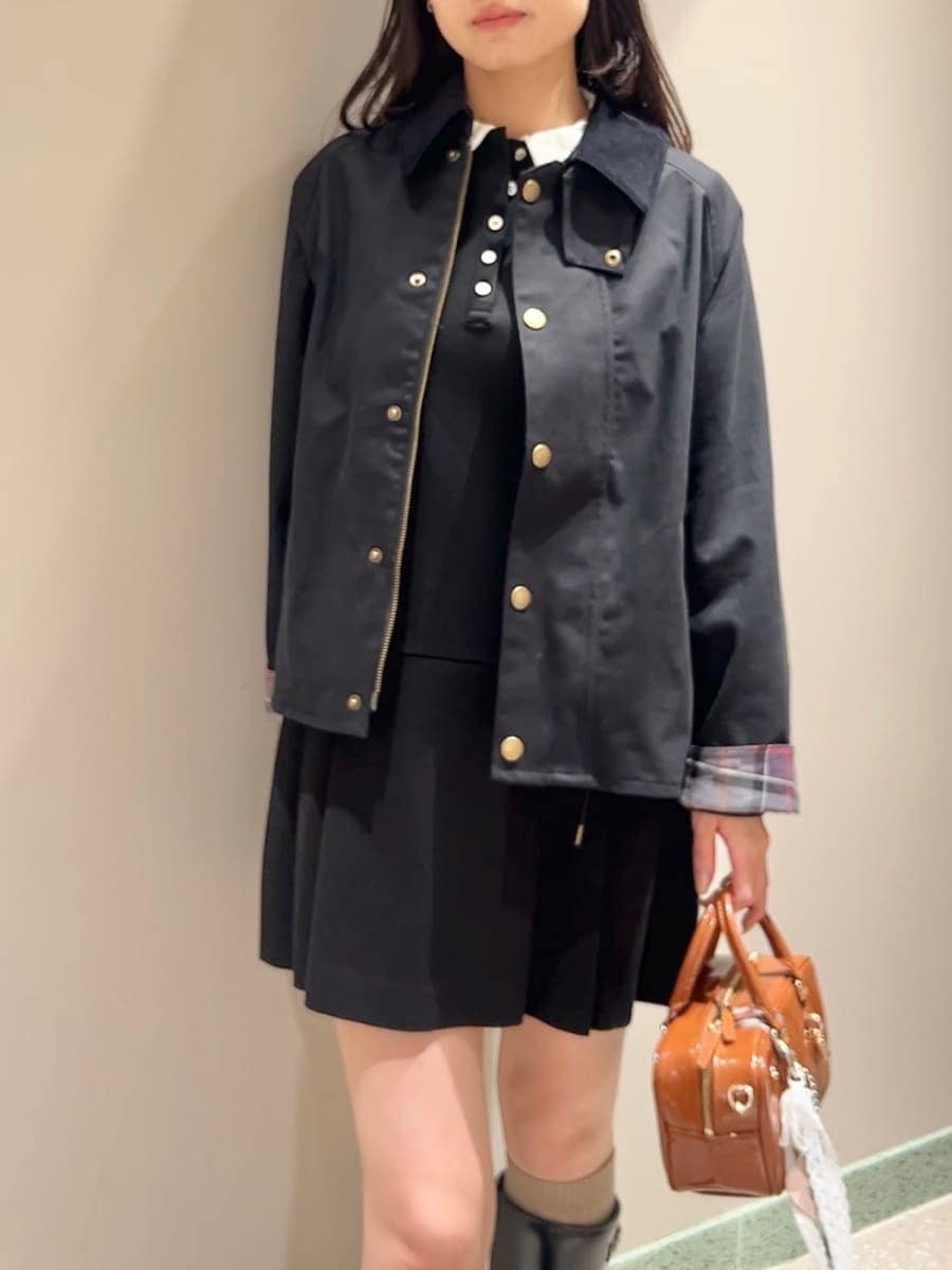 ブラック系のブルゾン、ブラック系のワンピース、ブラウン系のボストンバッグを着用したレディースの秋コーディネートの4枚目の写真