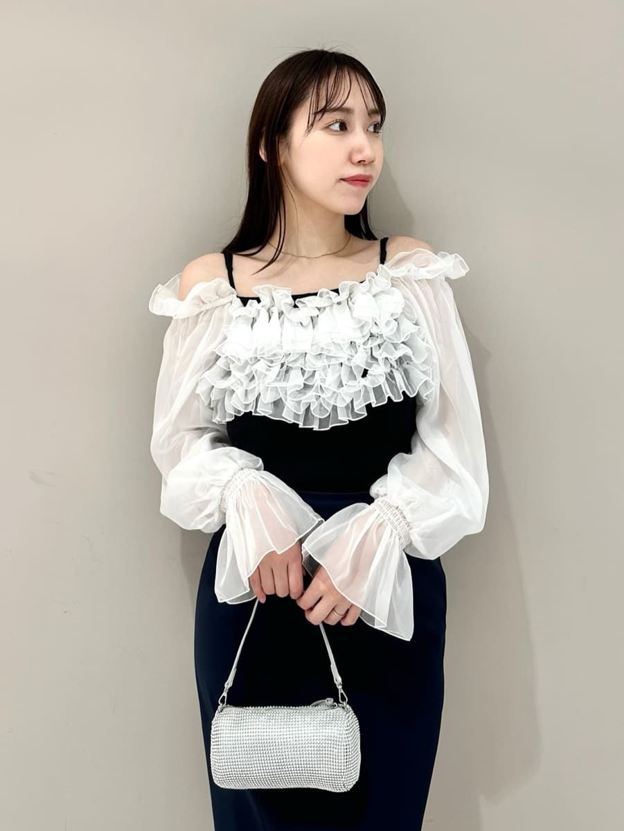 ブルー系のスカート、その他のニット/セーターを着用したレディースの冬コーディネートの2枚目の写真