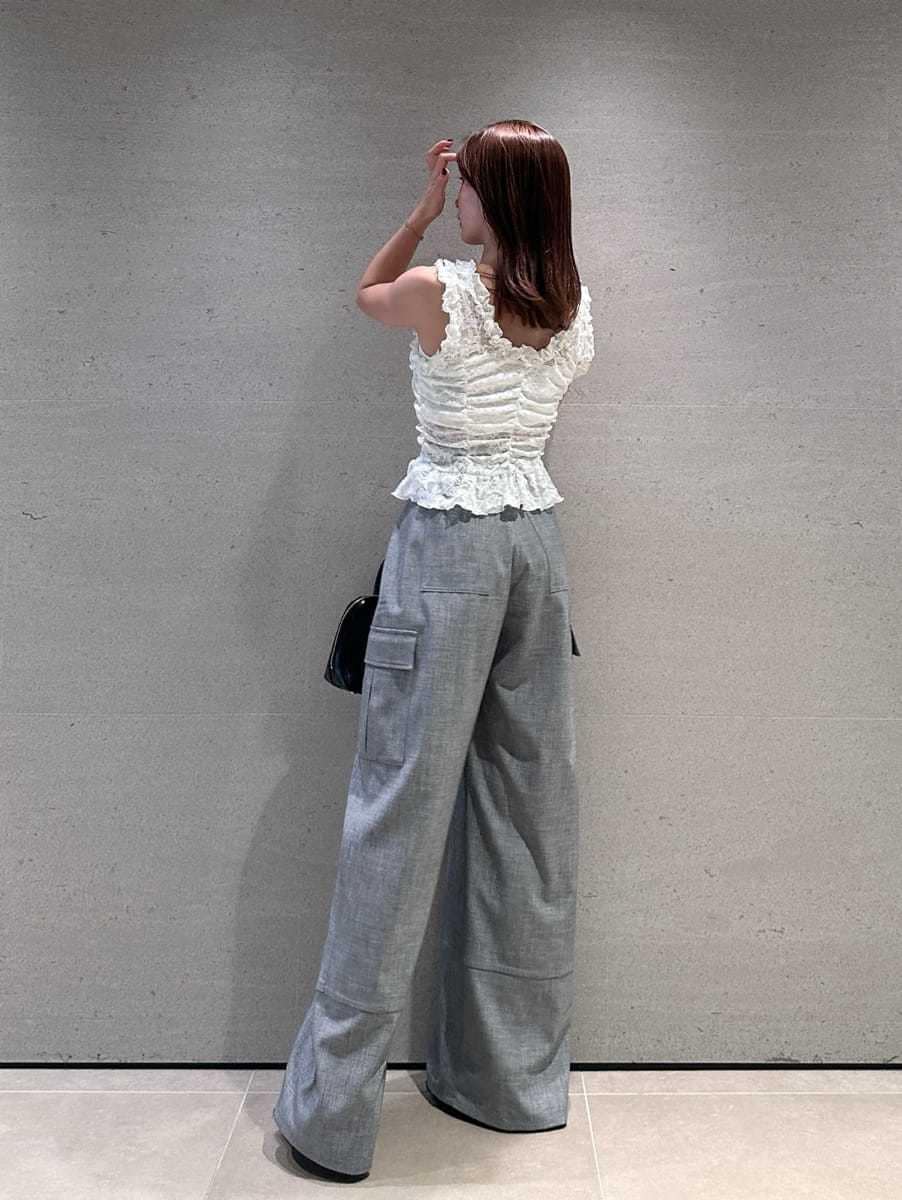 ホワイト系のTシャツ/カットソー、グレー系のカーゴパンツ、ブラック系のボストンバッグを着用したレディースの夏コーディネートの3枚目の写真