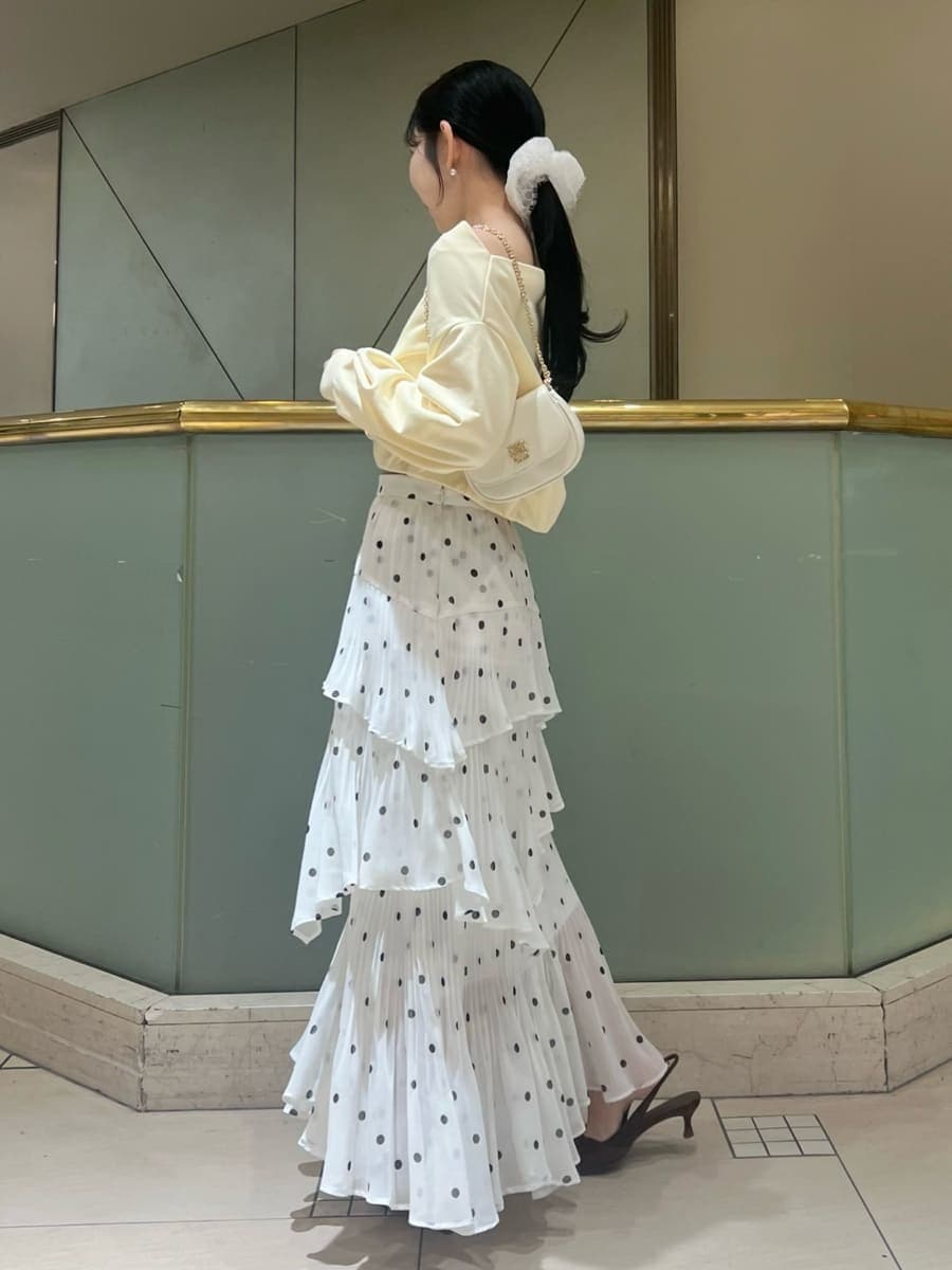 その他のスカート、イエロー系のスウェット、ブラウン系のパンプスを着用したレディースの春コーディネートの3枚目の写真