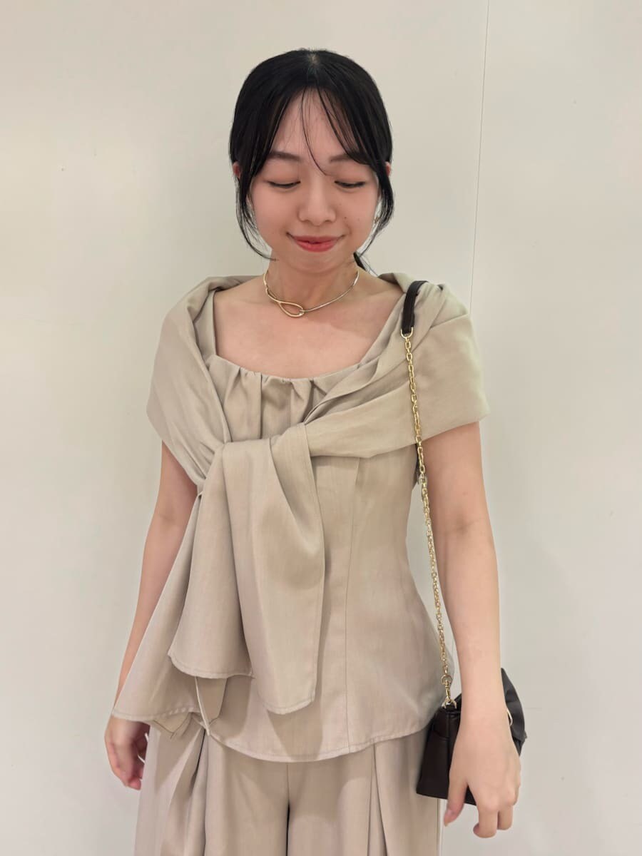 ベージュ系のその他パンツ、ベージュ系のシャツ/ブラウスを着用したレディースの夏コーディネートの3枚目の写真
