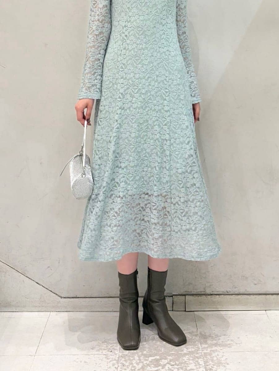 グリーン系のワンピースを着用したレディースの冬コーディネートの4枚目の写真