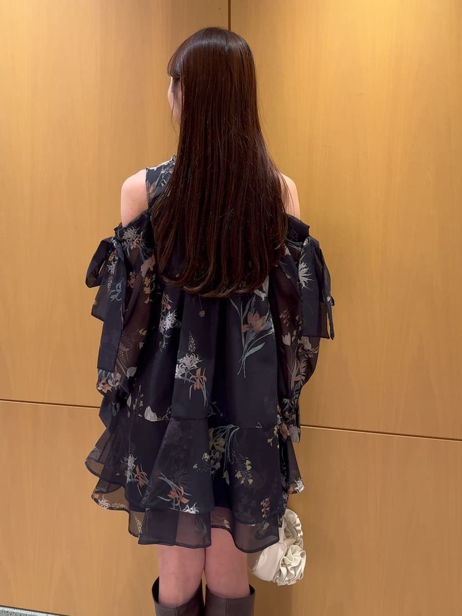 ブルー系のワンピース、ホワイト系のハンドバッグを着用したレディースの冬コーディネートの7枚目の写真