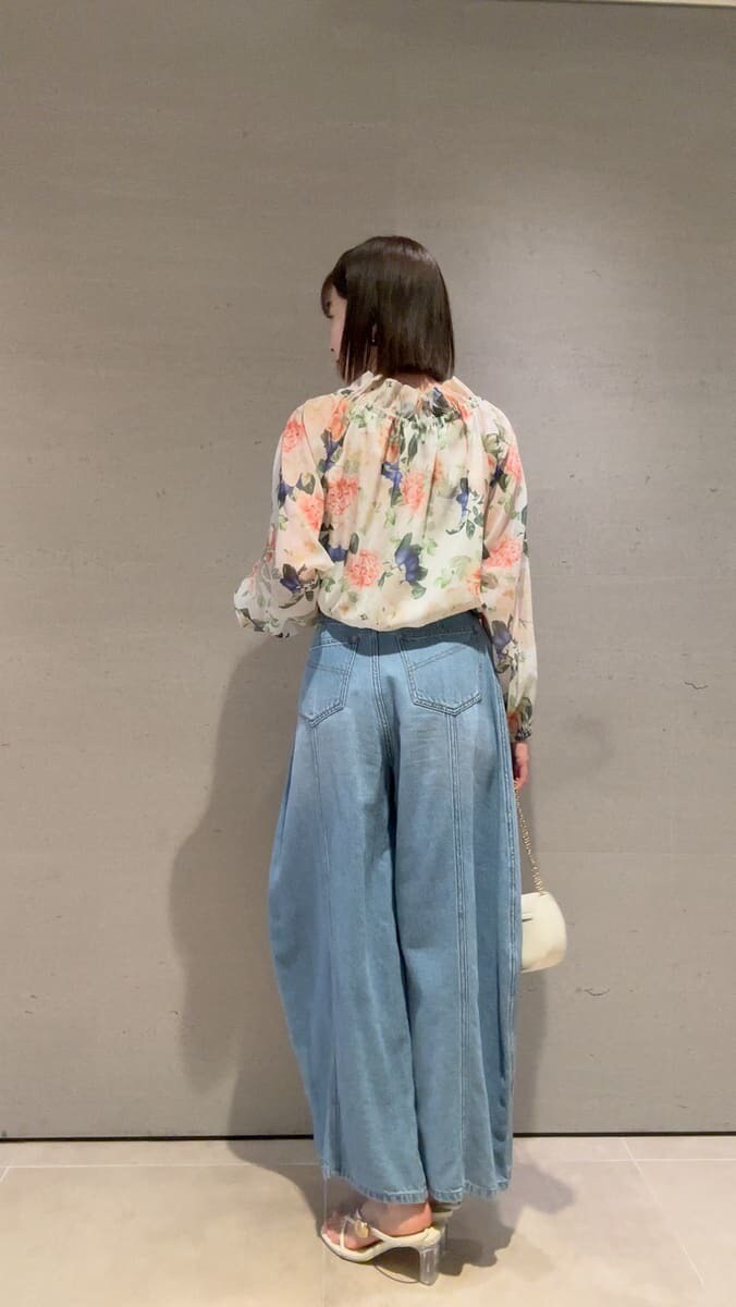 ブルー系のデニムパンツ、その他のシャツ/ブラウス、ホワイト系のショルダーバッグを着用したレディースの冬コーディネートの6枚目の写真