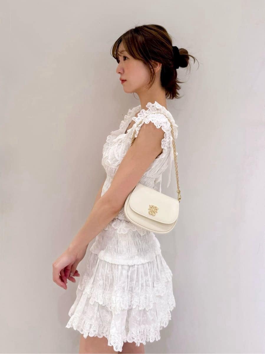 ホワイト系のその他パンツ、ホワイト系のシャツ/ブラウス、ホワイト系のショルダーバッグを着用したレディースの春コーディネートの5枚目の写真