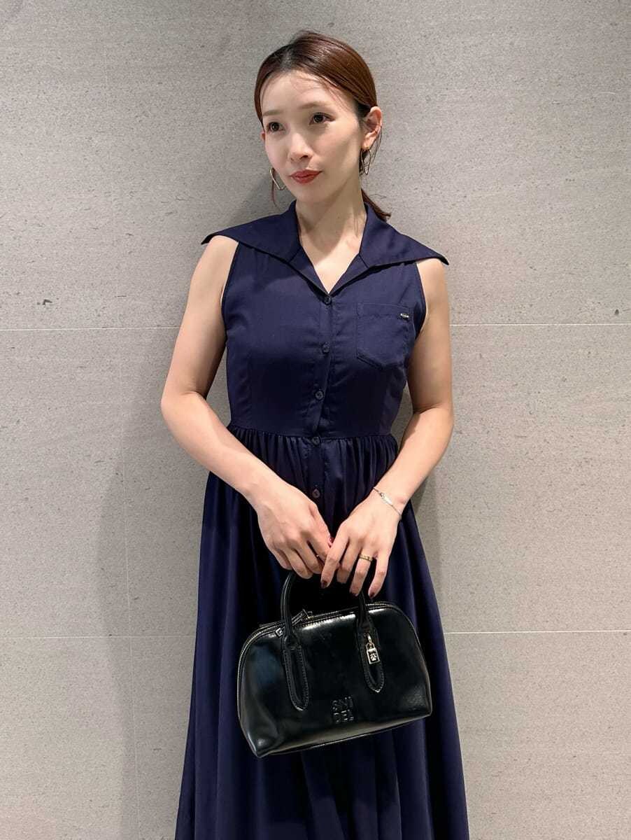 ブルー系のワンピース、ブラック系のボストンバッグを着用したレディースの夏コーディネートの2枚目の写真
