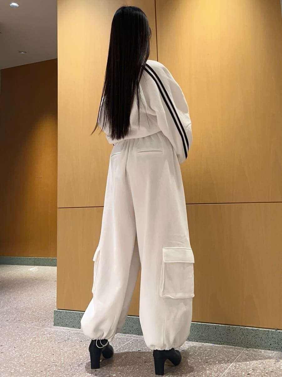 ホワイト系のスウェットパンツ、ホワイト系のスウェット、ブラック系のハンドバッグを着用したレディースの冬コーディネートの6枚目の写真