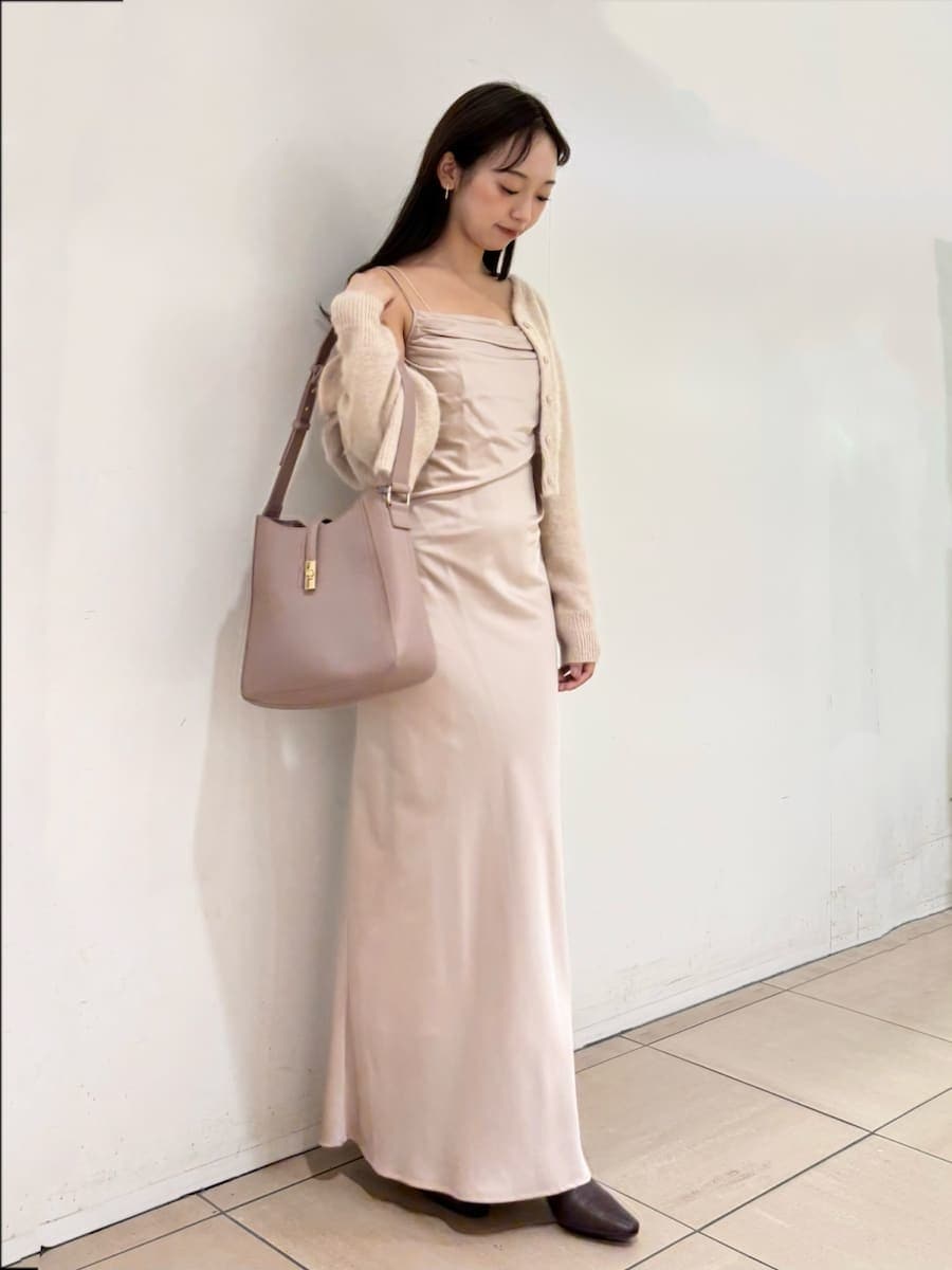 ピンク系のカーディガン/ボレロ、レッド系のブーツ、ピンク系のトートバッグを着用したレディースの秋コーディネートの2枚目の写真